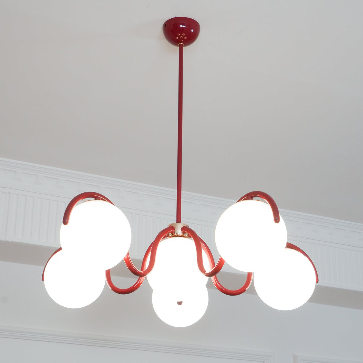 Lustra Chandelier en Verre Blanc avec Globes et Cadre Courbé - Neutralighting