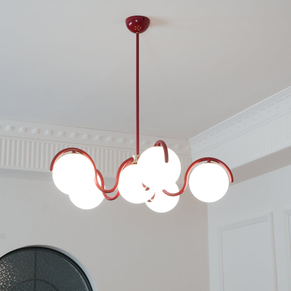 Lustra Chandelier en Verre Blanc avec Globes et Cadre Courbé - Neutralighting