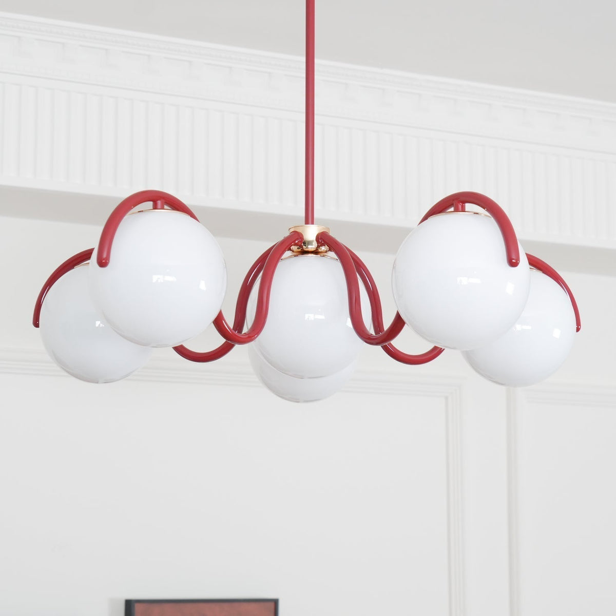 Lustra Chandelier en Verre Blanc avec Globes et Cadre Courbé - Neutralighting