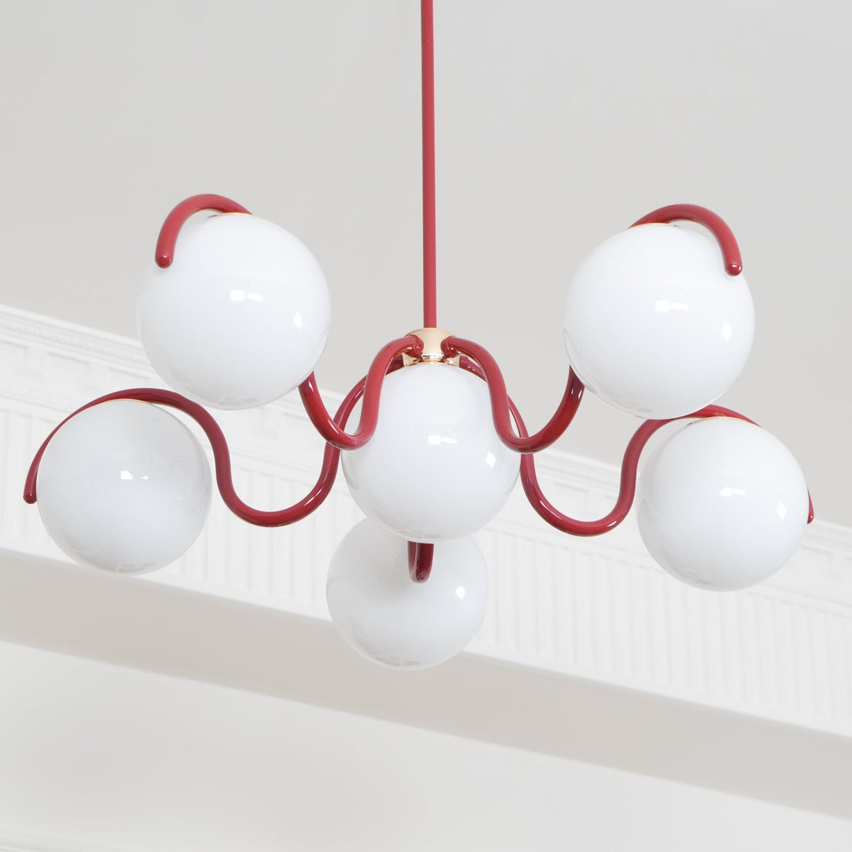 Lustra Chandelier en Verre Blanc avec Globes et Cadre Courbé - Neutralighting