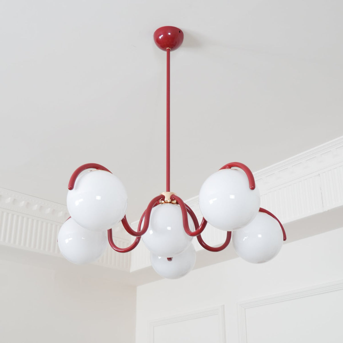 Lustra Chandelier en Verre Blanc avec Globes et Cadre Courbé - Neutralighting