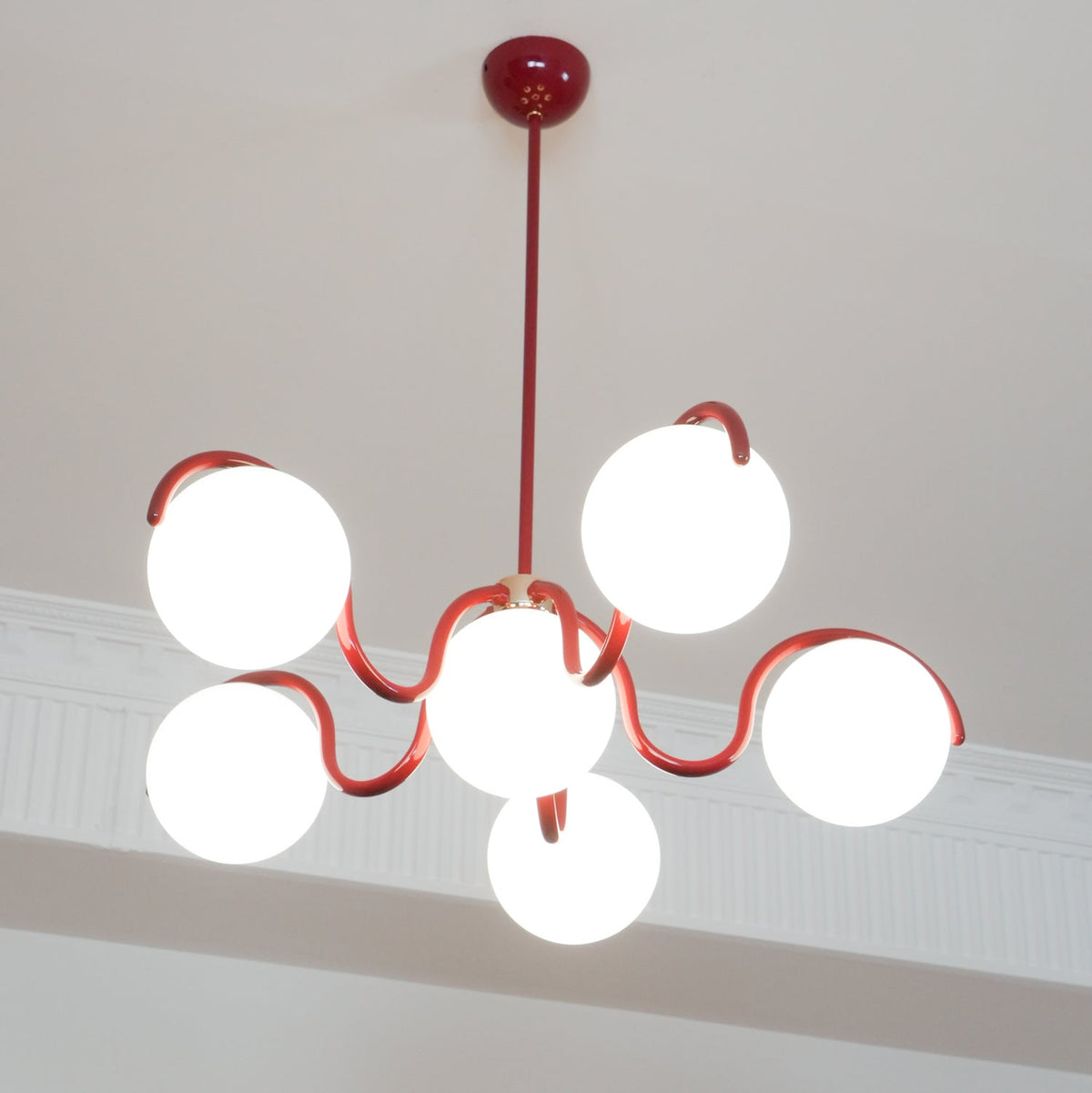Lustra Chandelier en Verre Blanc avec Globes et Cadre Courbé - Neutralighting