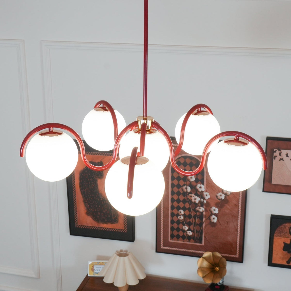 Lustra Chandelier en Verre Blanc avec Globes et Cadre Courbé - Neutralighting