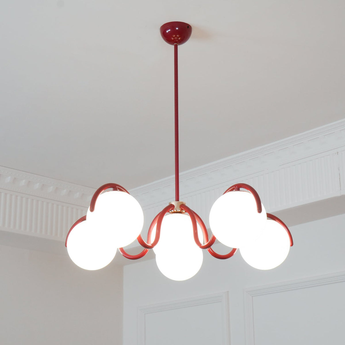 Lustra Chandelier en Verre Blanc avec Globes et Cadre Courbé - Neutralighting