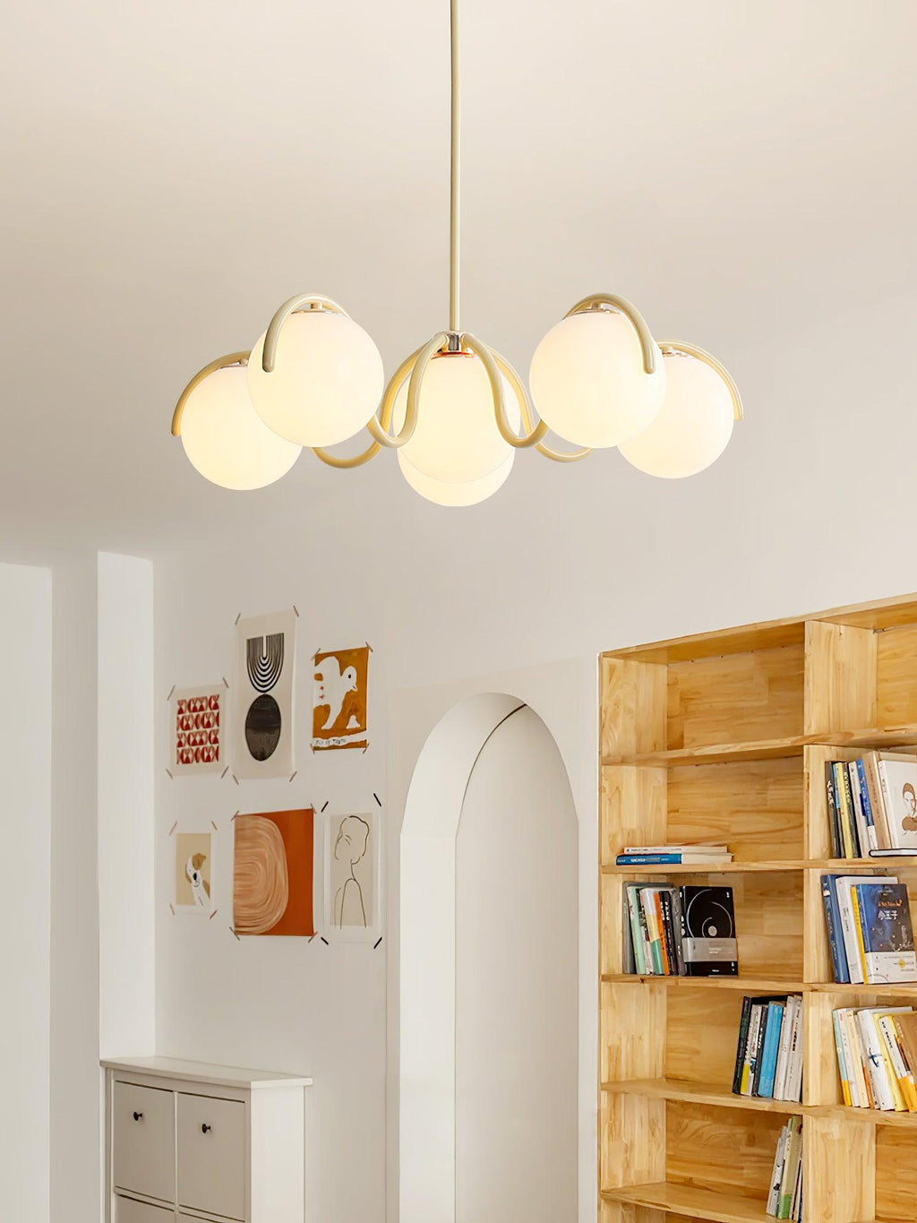 Lustra Chandelier en Verre Blanc avec Globes et Cadre Courbé - Neutralighting