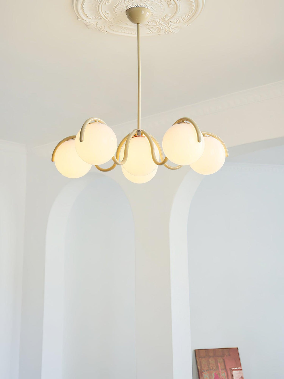 Lustra Chandelier en Verre Blanc avec Globes et Cadre Courbé - Neutralighting