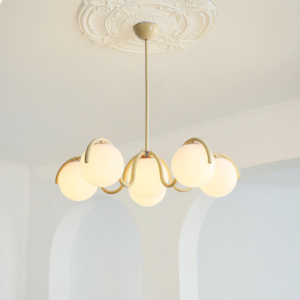 Lustra Chandelier en Verre Blanc avec Globes et Cadre Courbé - Neutralighting