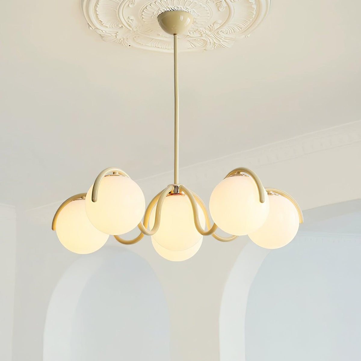 Lustra Chandelier en Verre Blanc avec Globes et Cadre Courbé - Neutralighting