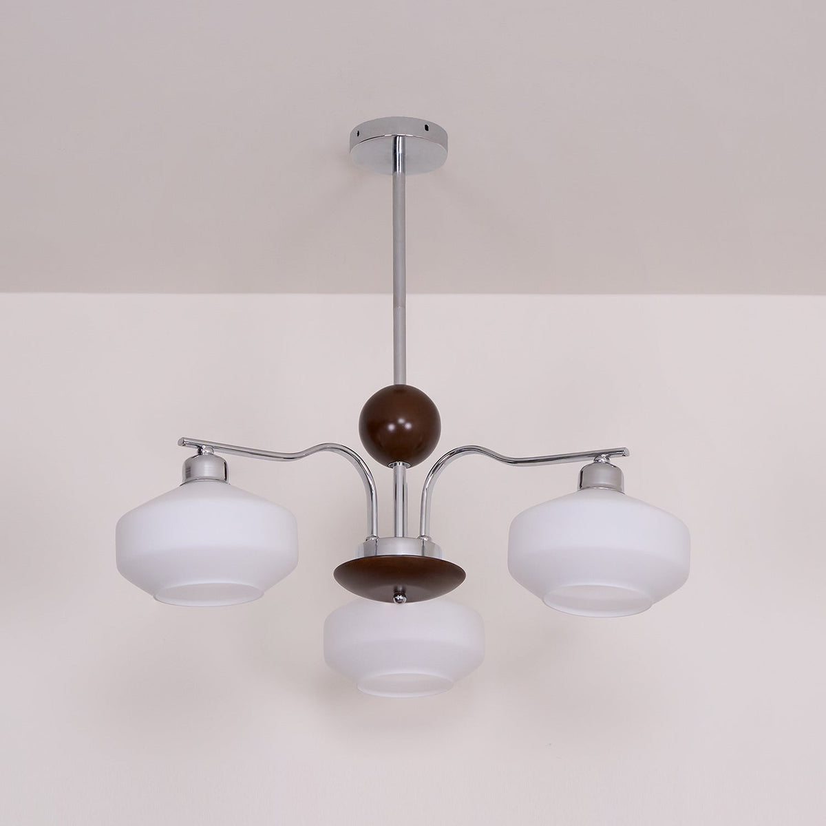 Lustra Lustre Bras en Chrome et Noyer Abat-jours en Verre Blanc Style Rétro - Neutralighting