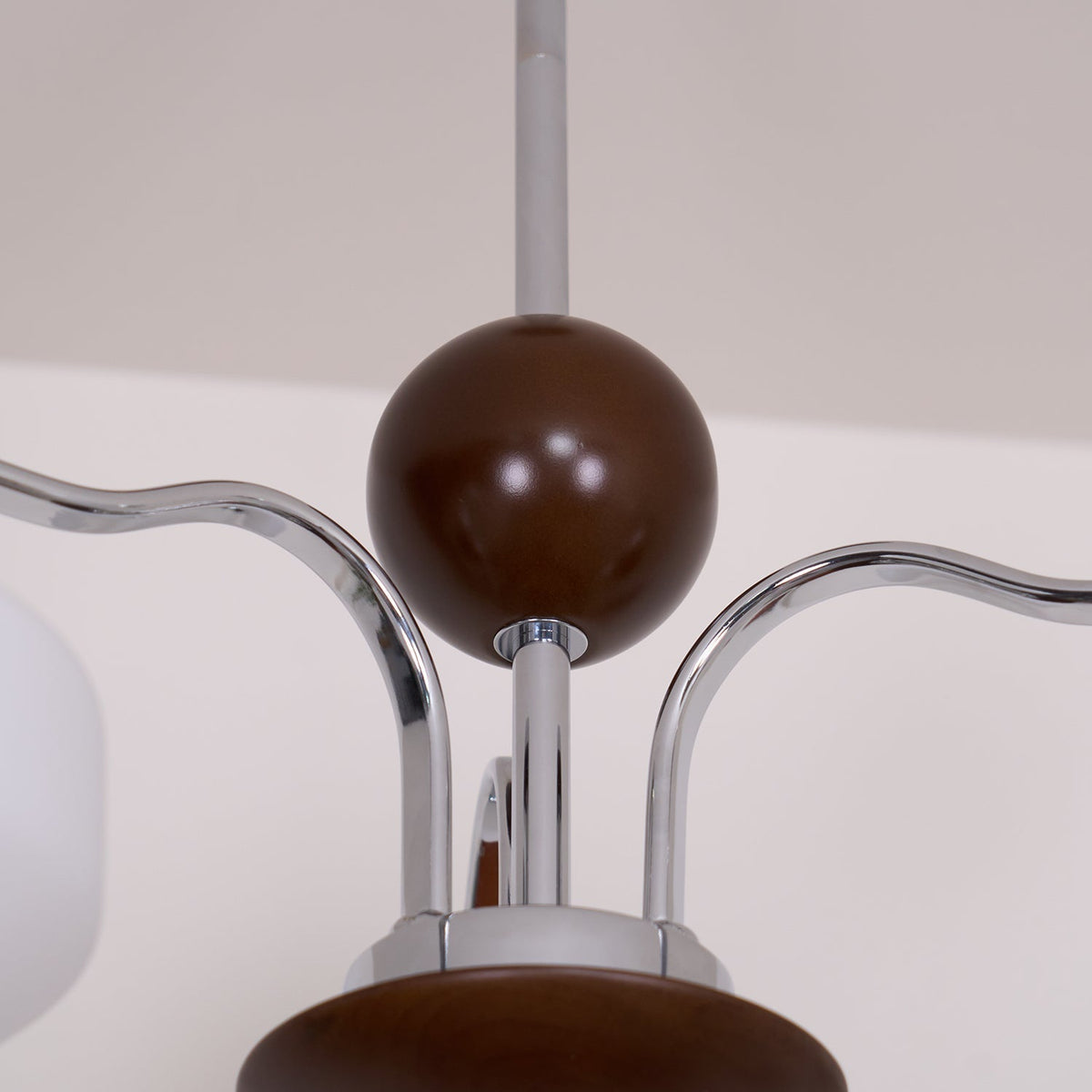 Lustra Lustre Bras en Chrome et Noyer Abat-jours en Verre Blanc Style Rétro - Neutralighting