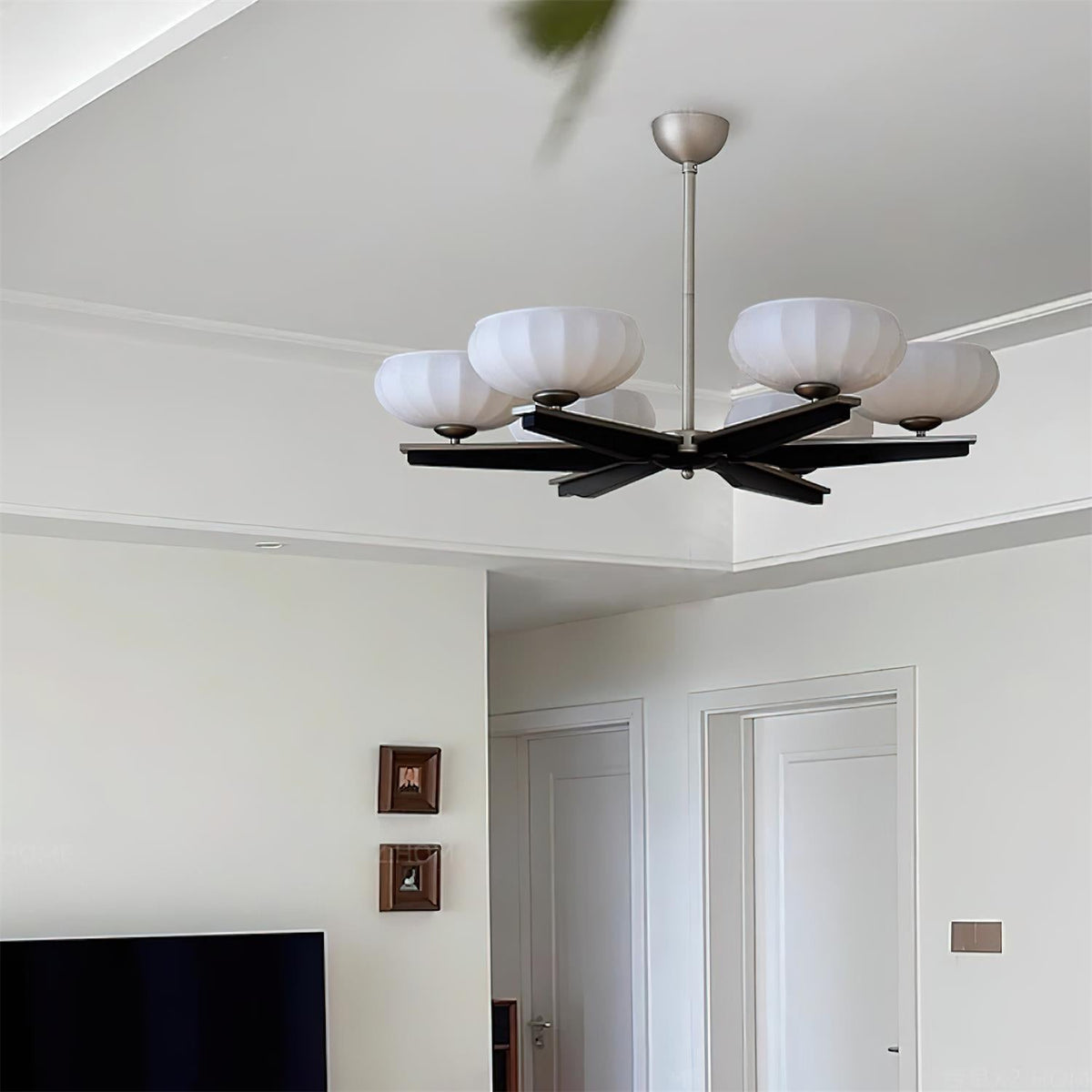 Lustre Bras en Bois de Noyer et Abat-jours en Verre Opale Style Mi-siècle - Neutralighting