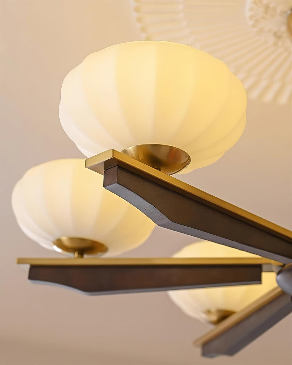 Lustre Bras en Bois de Noyer et Abat-jours en Verre Opale Style Mi-siècle - Neutralighting