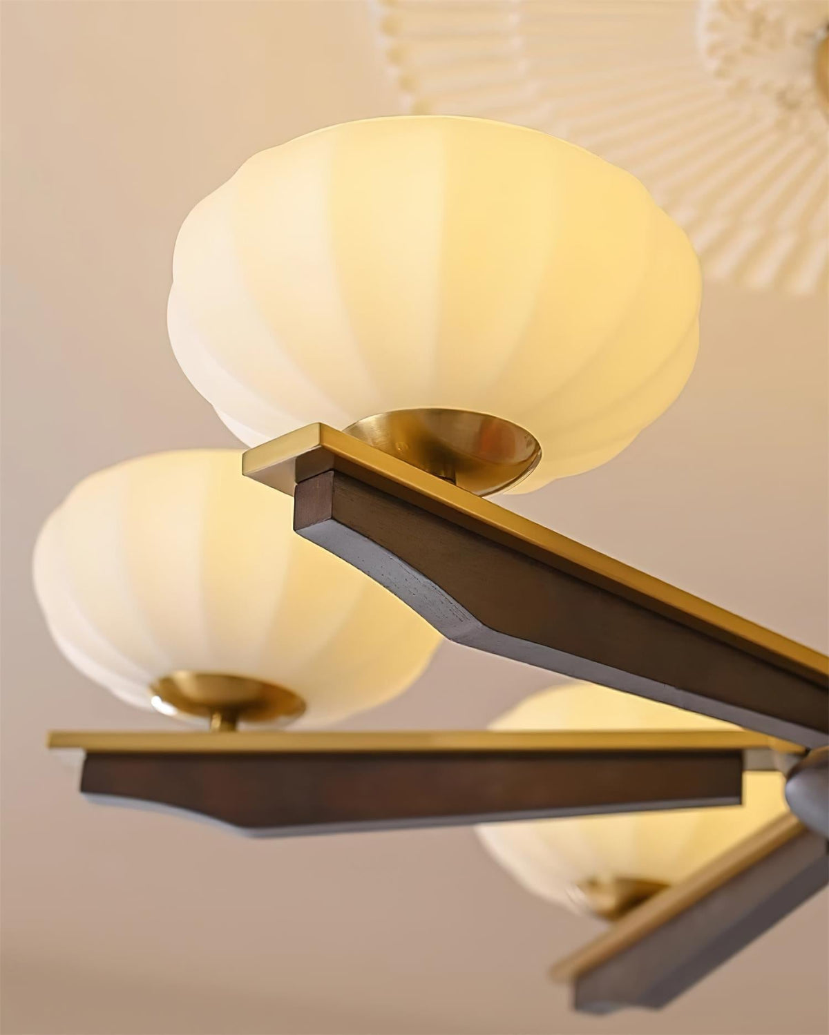 Lustre Bras en Bois de Noyer et Abat-jours en Verre Opale Style Mi-siècle - Neutralighting