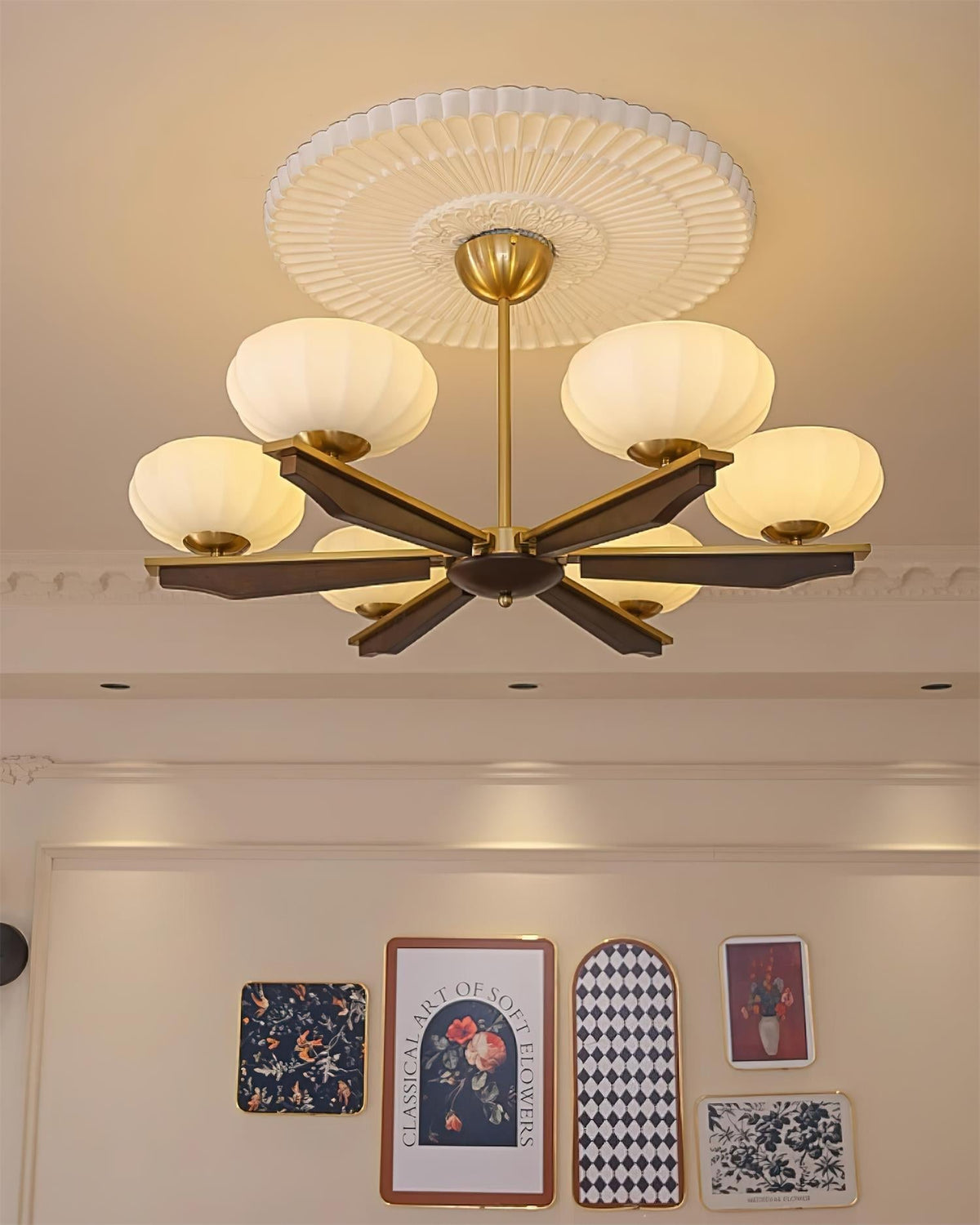 Lustre Bras en Bois de Noyer et Abat-jours en Verre Opale Style Mi-siècle - Neutralighting