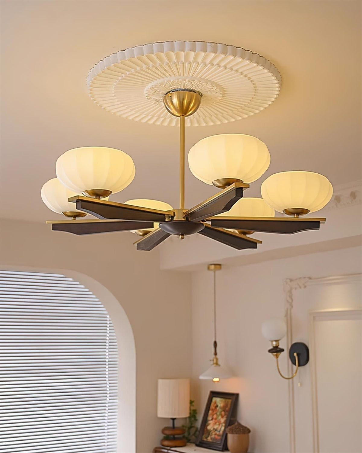 Lustre Bras en Bois de Noyer et Abat-jours en Verre Opale Style Mi-siècle - Neutralighting