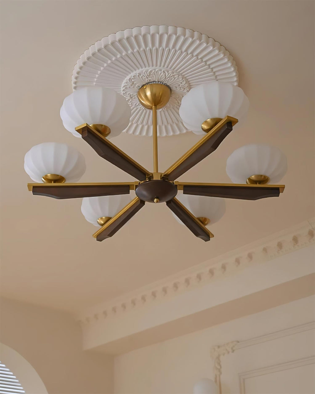 Lustre Bras en Bois de Noyer et Abat-jours en Verre Opale Style Mi-siècle - Neutralighting