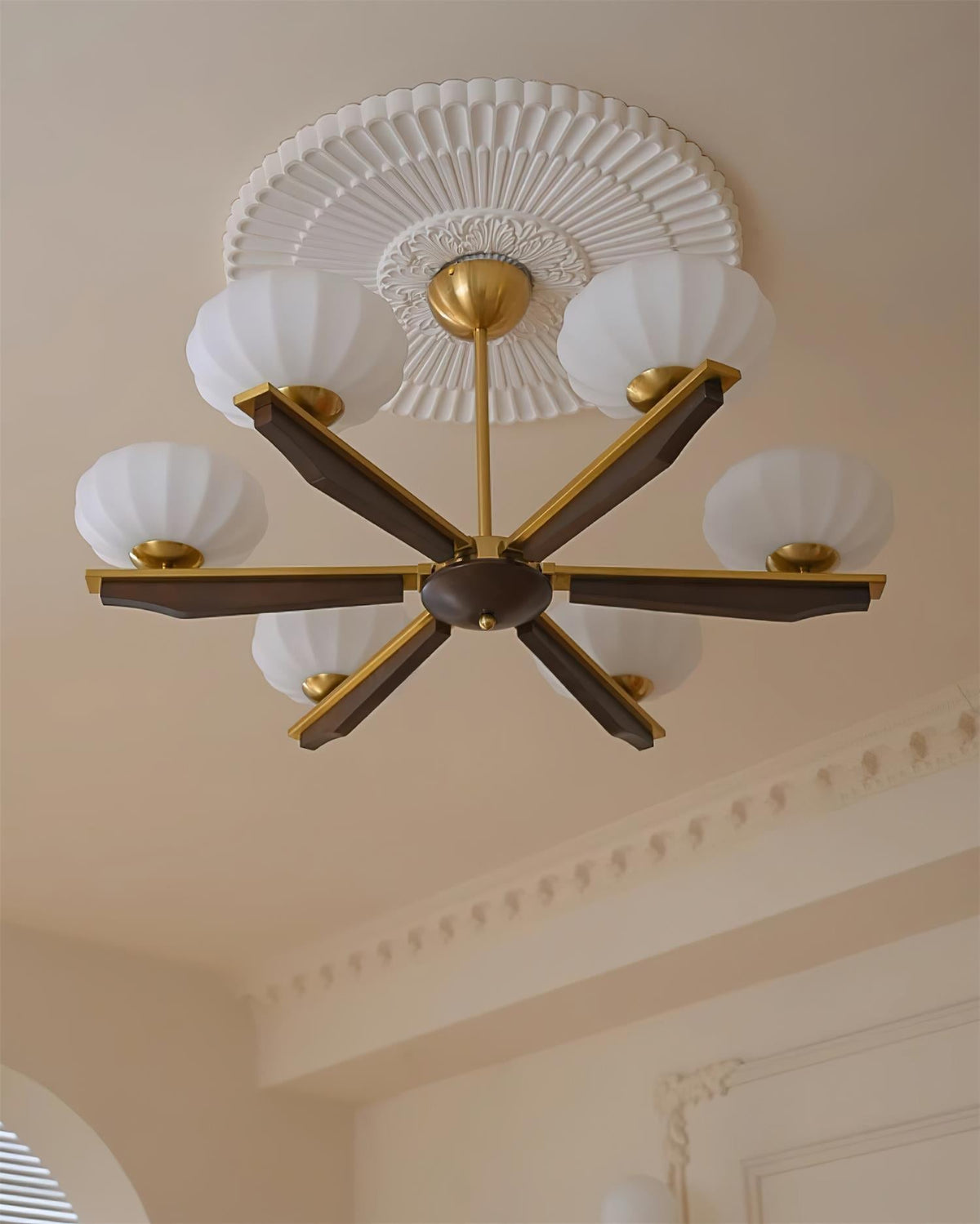 Lustre Bras en Bois de Noyer et Abat-jours en Verre Opale Style Mi-siècle - Neutralighting
