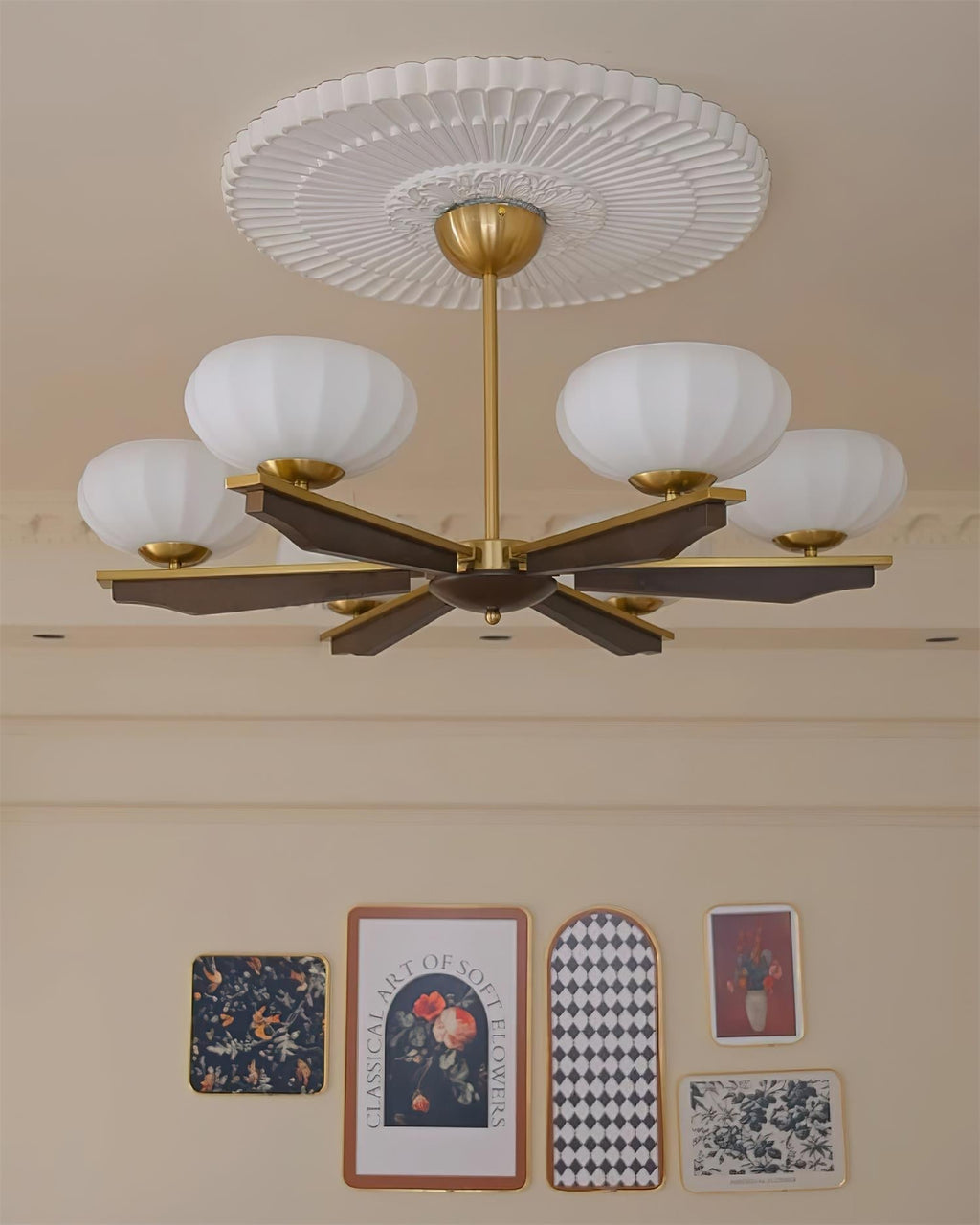 Lustre Bras en Bois de Noyer et Abat-jours en Verre Opale Style Mi-siècle - Neutralighting