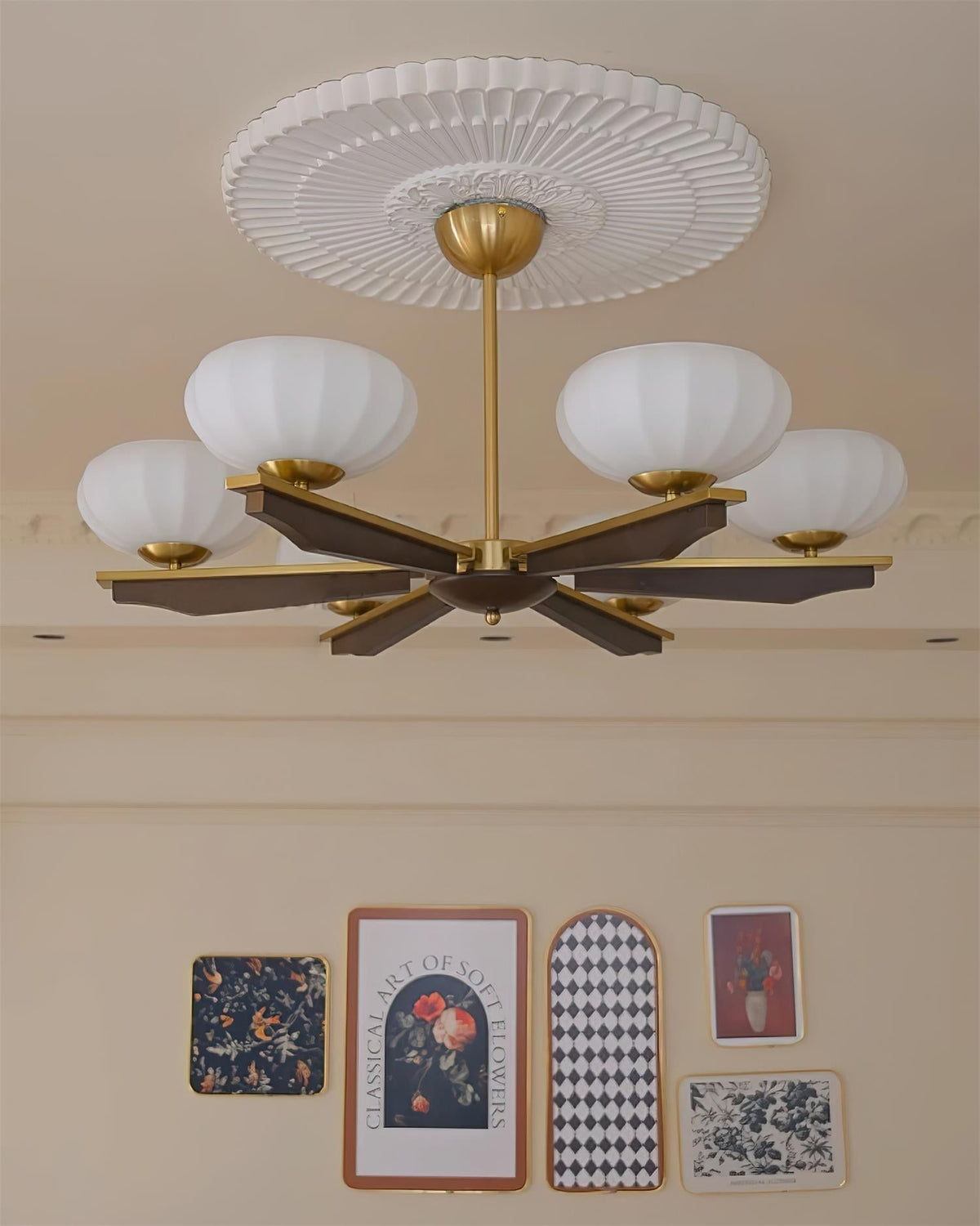 Lustre Bras en Bois de Noyer et Abat-jours en Verre Opale Style Mi-siècle - Neutralighting