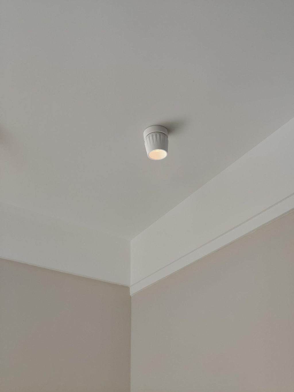 Solara Projecteur aluminium nervuré rotatif minimaliste - Neutralighting