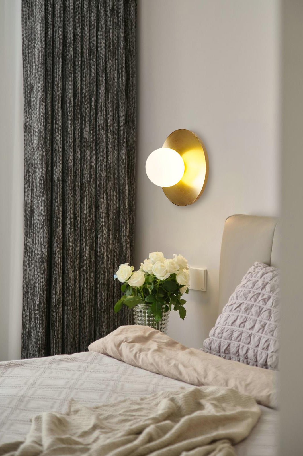 Godfrey Applique Murale Ronde Art Minimaliste en Laiton et Verre - Neutralighting