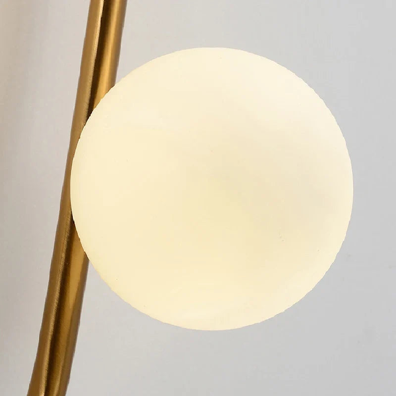 Applique murale led en verre blanc laiteux pour décoration intérieure Cléa Essor - Une Présence Décorative Affirmée