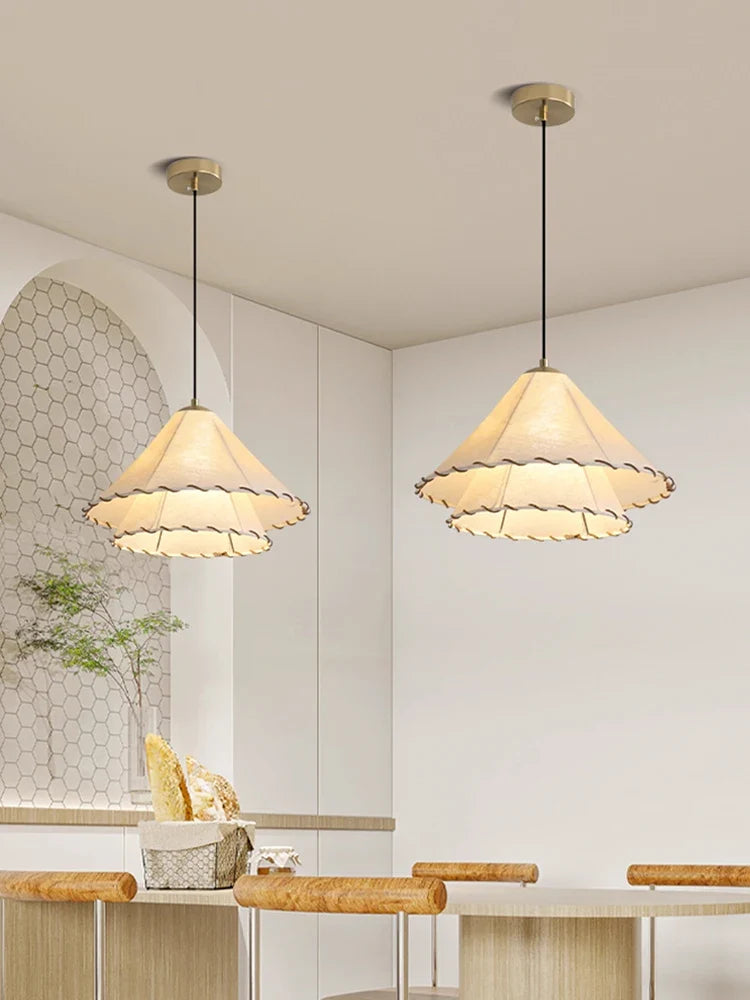 Suspension LED nordique en tissu, coton et lin, forme chapeau, pour restaurant, chambre et salle à manger – Avelin Courbe
