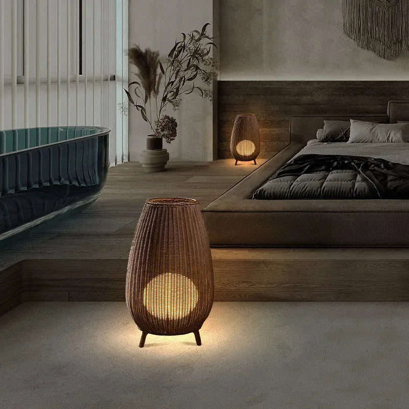 Lampadaire en rotin naturel tressé à la main sur pieds — Nérivane