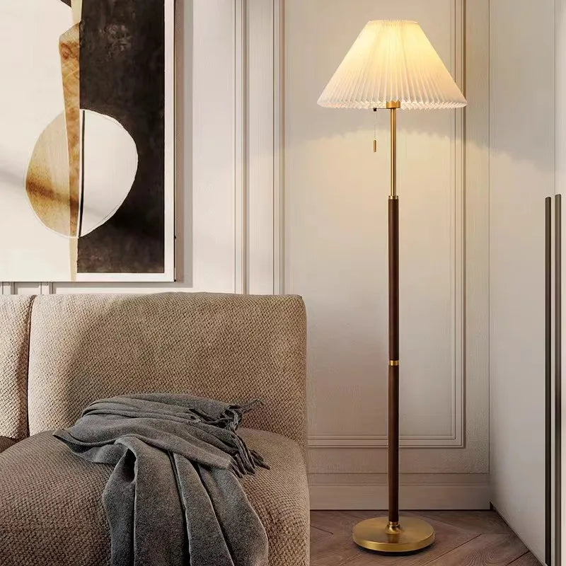 Lampadaire vintage en bois avec abat-jour en tissu plissé – Éléandre