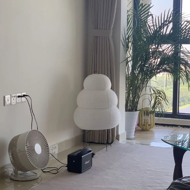 Lampe de Chambre Japonaise Yvonne Sérénade en Papier - Une Présence Aérienne dans le Décor