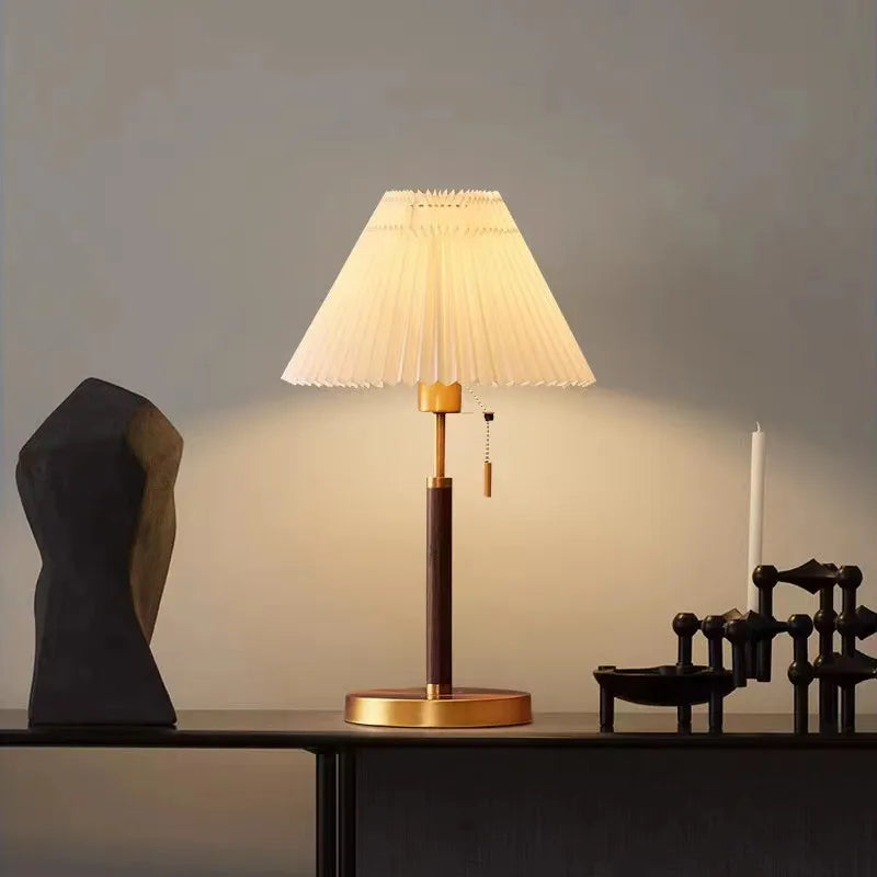 Lampadaire vintage en bois avec abat-jour en tissu plissé – Éléandre
