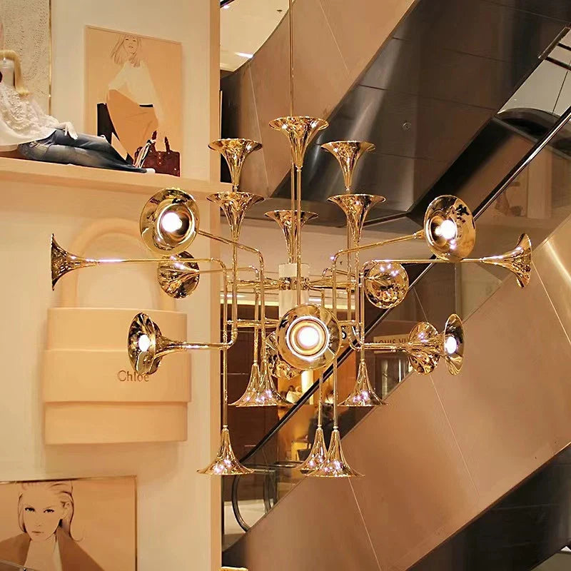 Lustre — Trompette dorée à plusieurs têtes design moderne