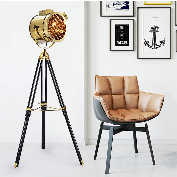Lampadaire — Trépied industriel en bois pour intérieur moderne