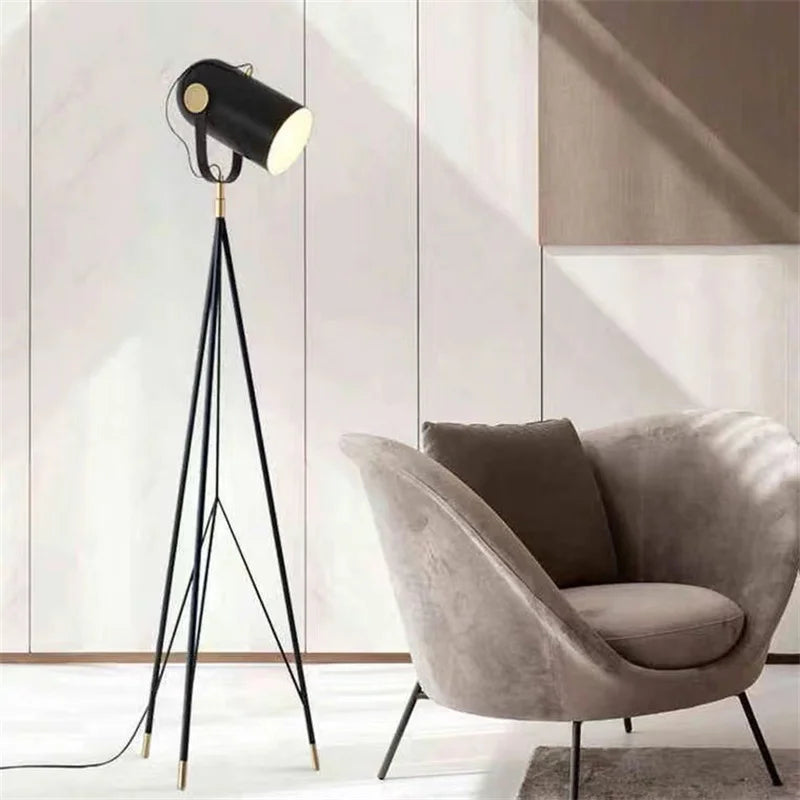 Lampadaire — Design danois avec trépied nordique élégant