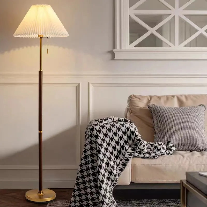 Lampadaire vintage en bois avec abat-jour en tissu plissé – Éléandre