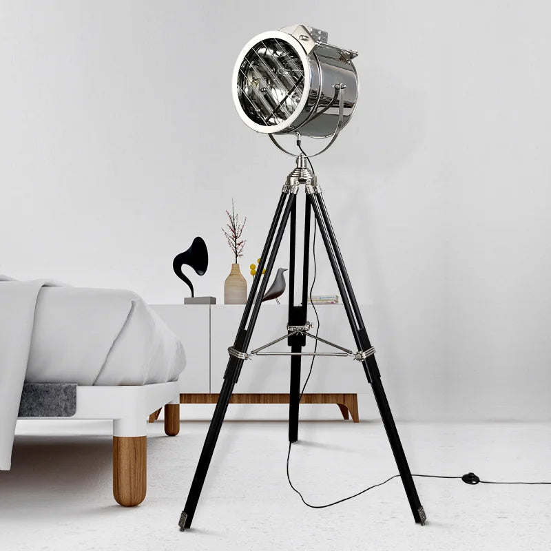 Lampadaire — Trépied industriel en bois pour intérieur moderne