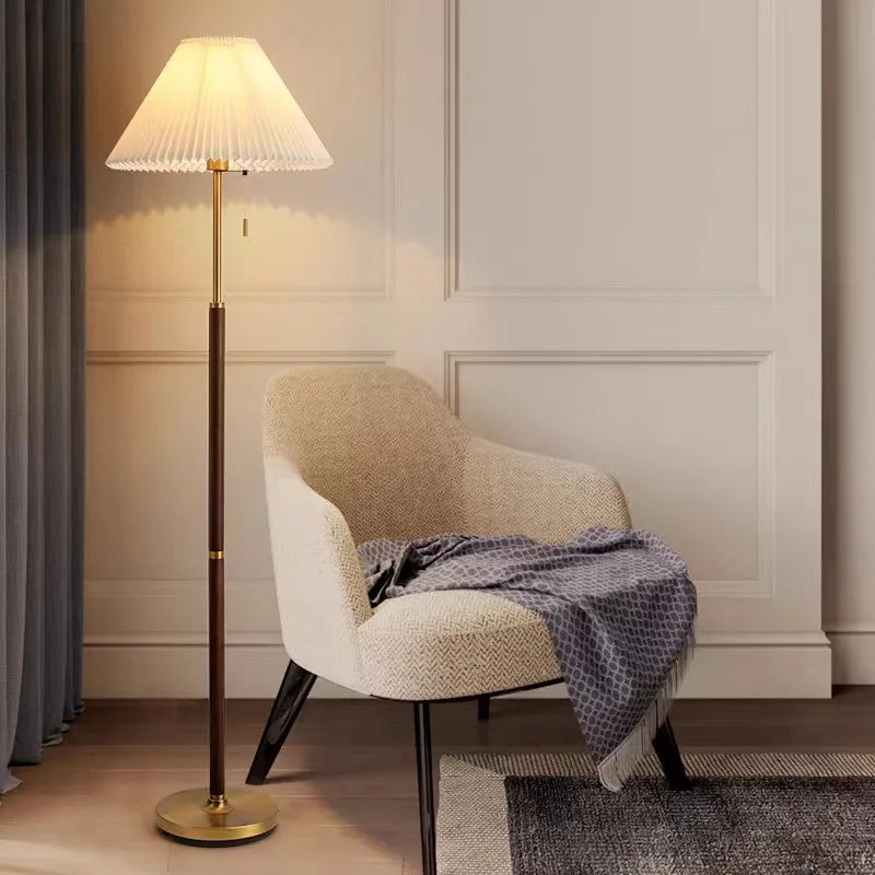 Lampadaire vintage en bois avec abat-jour en tissu plissé – Éléandre