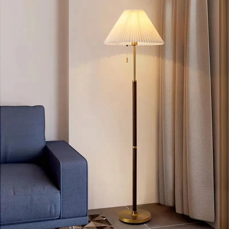 Lampadaire vintage en bois avec abat-jour en tissu plissé – Éléandre