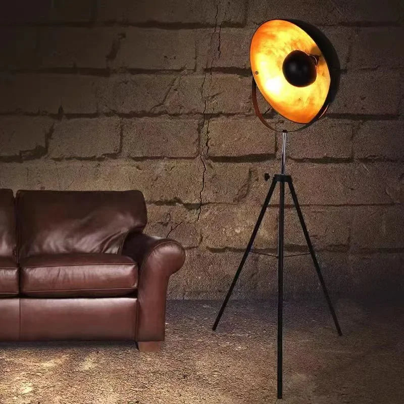 Lampadaire — Industriel réglable avec trépied flexible pour intérieur moderne