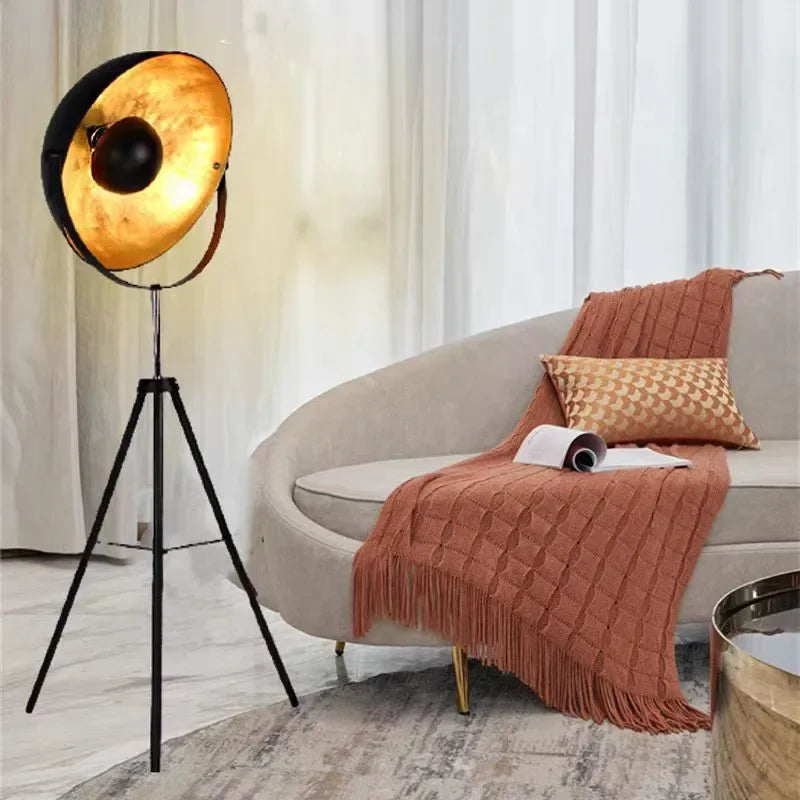 Lampadaire — Industriel réglable avec trépied flexible pour intérieur moderne