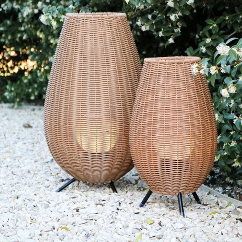 Lampadaire en rotin naturel tressé à la main sur pieds — Nérivane
