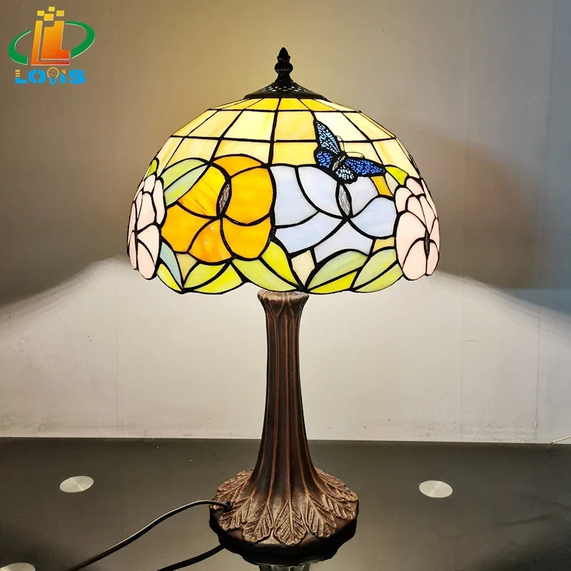 Lampe de table papillon style tiffany pour décoration et cadeau Hermine Césure en Verre - Une Présence de Verre Élégante