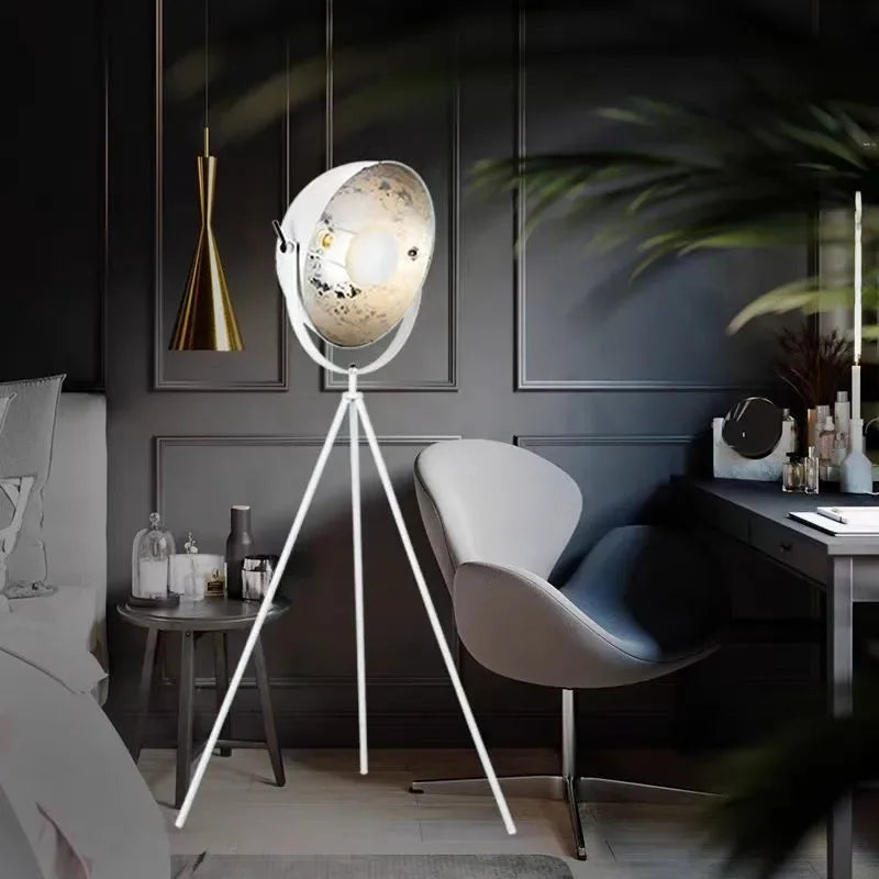 Lampadaire — Industriel réglable avec trépied flexible pour intérieur moderne