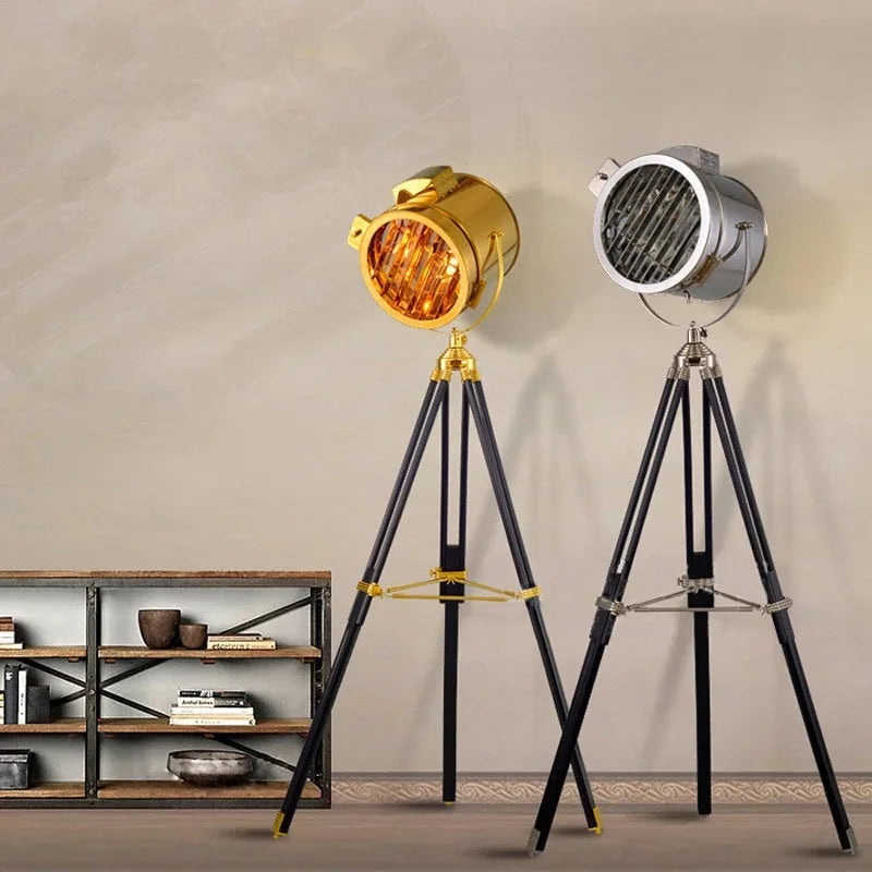 Lampadaire — Trépied industriel en bois pour intérieur moderne