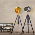 Lampadaire — Trépied industriel en bois pour intérieur moderne