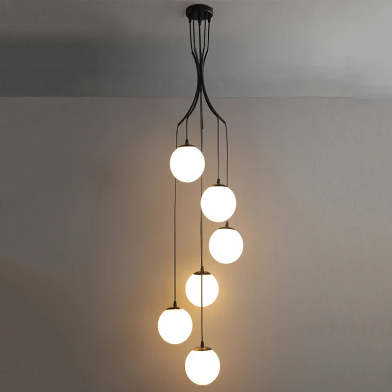 Lustre — Nordique avec lampes de boule en verre laiteux suspendues
