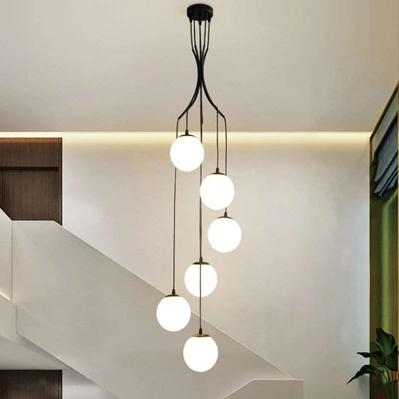 Lustre — Nordique avec lampes de boule en verre laiteux suspendues