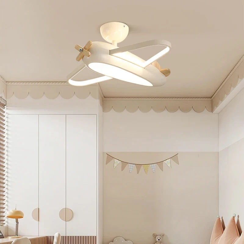 Plafonnier avion dessin animé en bois pour chambre d'enfant Nella Finesse - Chaleur du Bois & Atmosphère Accueillante