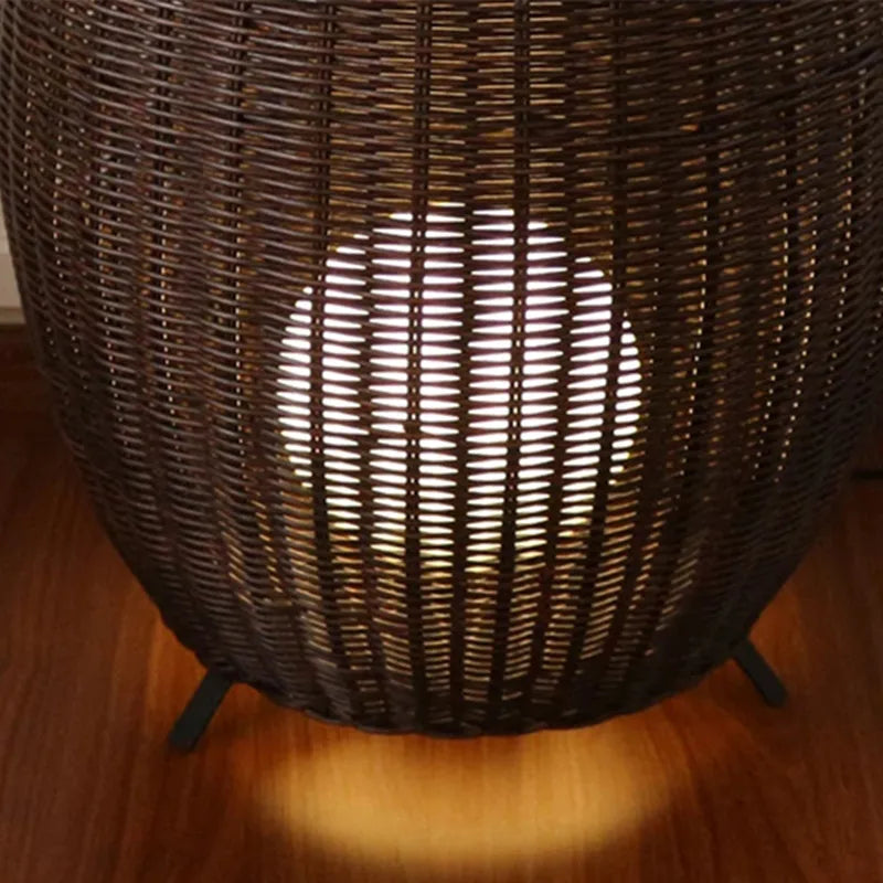 Lampadaire en rotin naturel tressé à la main sur pieds — Nérivane