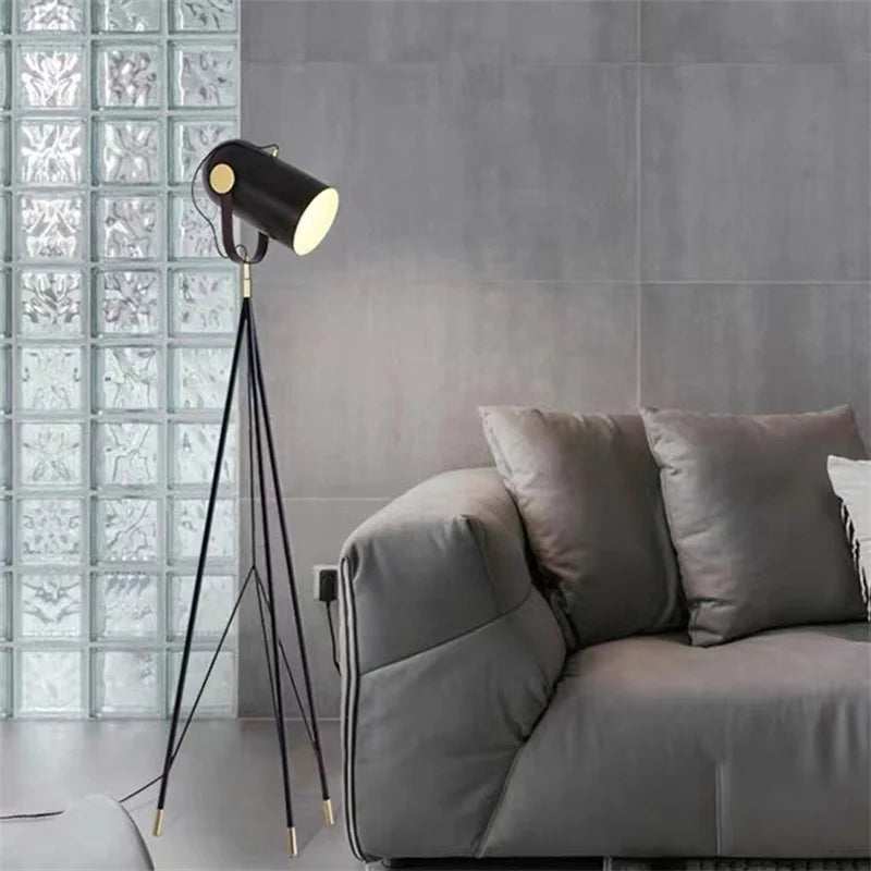 Lampadaire — Design danois avec trépied nordique élégant